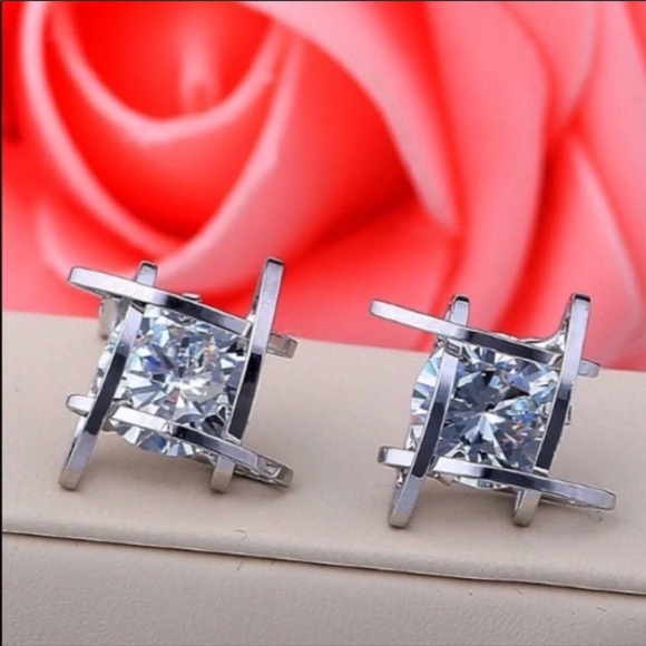 💎NEW 3D Silver Cage Diamond Stud Earrings - Picture 2 of 7